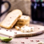 Μυρμήγκια στην Κουζίνα: Γιατί Εμφανίζονται, Πώς να Σπάσετε τη «Διαδρομή» τους και Τι να Αποφύγετε